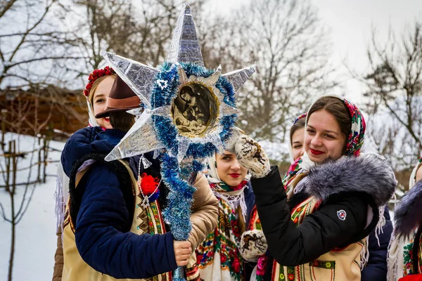 Yedinci etnik Festivali Noel şarkıları eski köyün