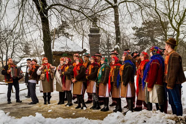 Hetedik etnikai fesztivál karácsonyi énekeket a régi falu — Stock Fotó