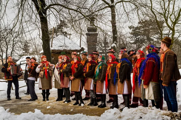 Sedmá etnického festivalu vánoční koledy ve staré vesnici — Stock fotografie