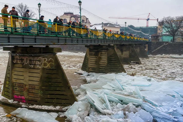 漂流在河上的冰 — 图库照片