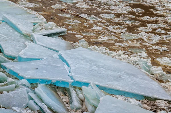 강에 표류 하는 얼음 — 스톡 사진