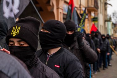 Yürüyüşçülerin Uzhhorod Karpat Ukrayna'da kahramanları çağırmak