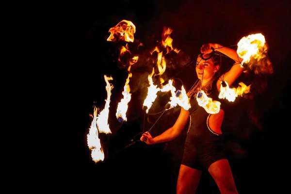 Międzynarodowego festiwalu sztuki, ogień życia Fest odbyła się w Uzhgo ognia — Zdjęcie stockowe