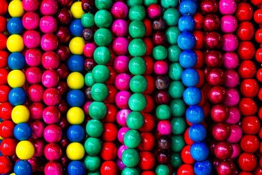 Arka plan ile çok renkli ahşap boncuk