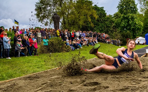 Competencia atlética "Saltar a la música - Long Jump & Music" en U — Foto de Stock