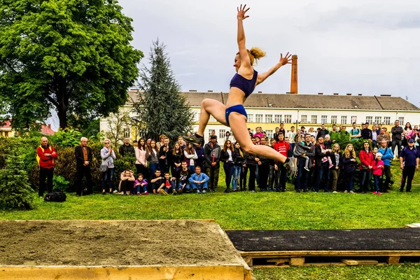 Competencia atlética "Saltar a la música - Long Jump & Music" en U — Foto de Stock