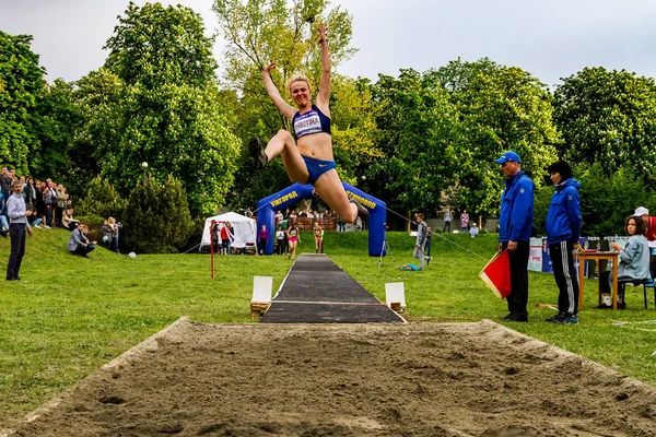 Competencia atlética "Saltar a la música - Long Jump & Music" en U — Foto de Stock