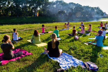 Uzhgorod içinde bir açık hava egzersiz - Yoga tüm geçmiş.