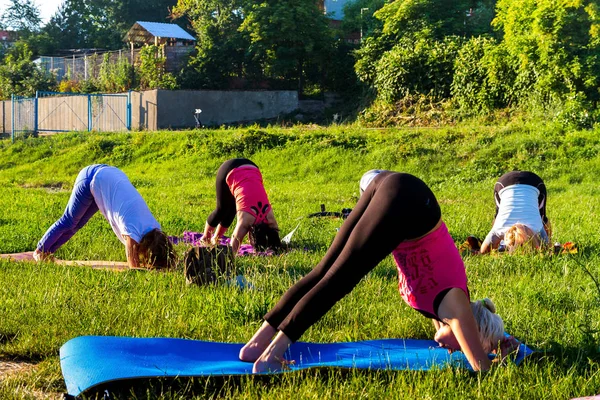 In Uzhgorod passed an open-air exercise - Yoga for all — Stock Photo, Image