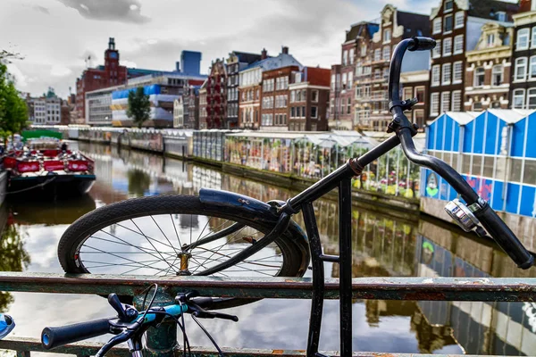 Een mooie dag in romantische Amsterdam, Nederland — Stockfoto