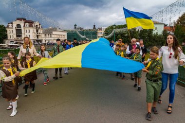 Uzhgorod Ukrayna'da Devlet bayrağı günü kutlama