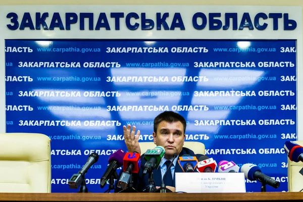 Прес-конференція міністр закордонних справ України Павла Klimkin в — стокове фото