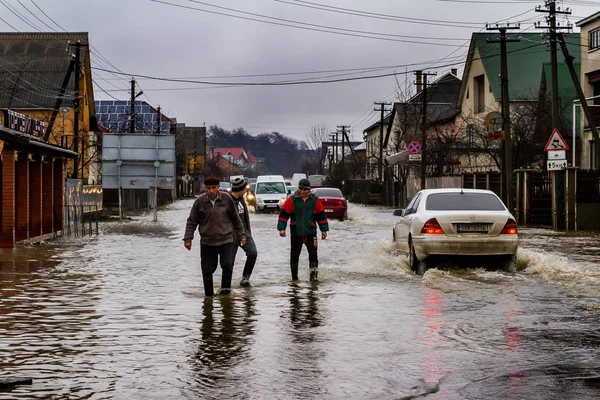 Взимку повені в Закарпатської області України — стокове фото
