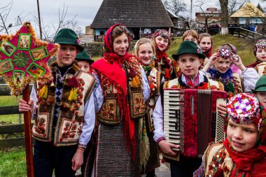 Sekizinci etnik Festivali Noel şarkıları eski köyün