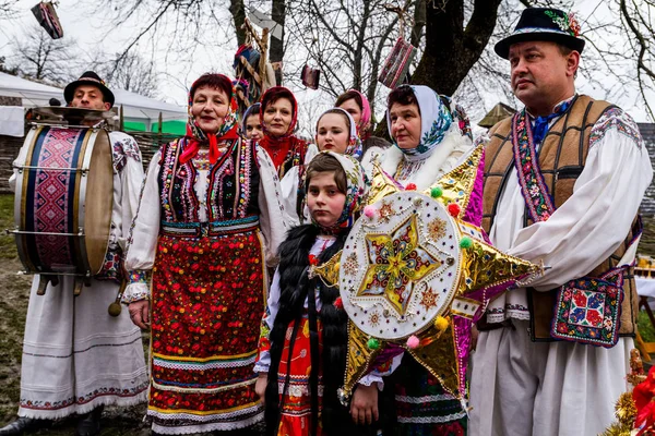 Sekizinci etnik Festivali Noel şarkıları eski köyün — Stok fotoğraf