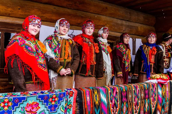 Nyolcadik etnikai fesztivál karácsonyi énekeket a régi falu — Stock Fotó