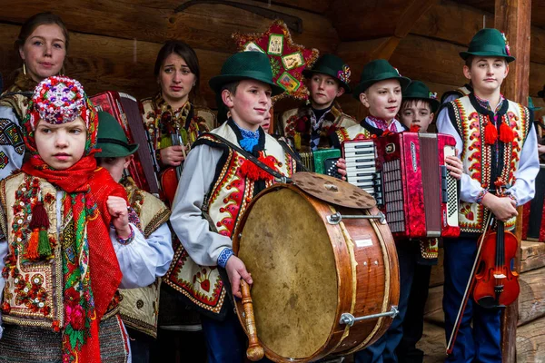 Achtste etnische Festival Christmas Carols in het oude dorp — Stockfoto
