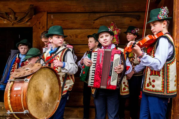 Sekizinci etnik Festivali Noel şarkıları eski köyün