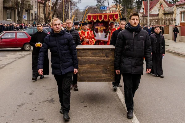 Kreuzmarsch zur Verehrung des Kreuzes am Sonntag in Uzhgor — Stockfoto