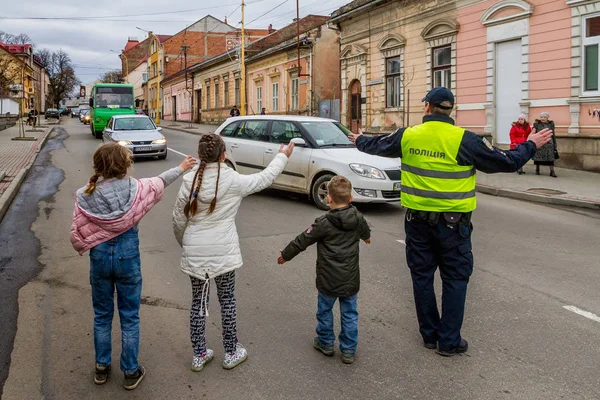 Kinder helfen einem Polizisten — Stockfoto