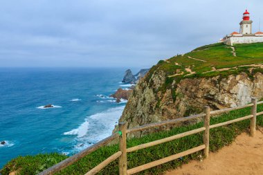 Atlas Okyanusu kıyısında Roca Burnu 'nda kış sabahı (