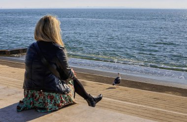 Genç bir kadın turist Atlantik Okyanusu 'na hayran. 