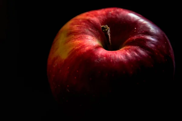 Deliciosa maçã vermelha isolada no fundo preto — Fotografia de Stock