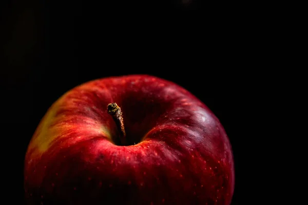 Läckra röda äpple isolerad på svart bakgrund — Stockfoto