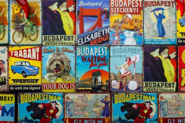 Budapeşte, Macaristan - 28 Nisan 2019: Budapeşte 'de bir hediyelik eşya dükkanında satılan buzdolabı mıknatısları.