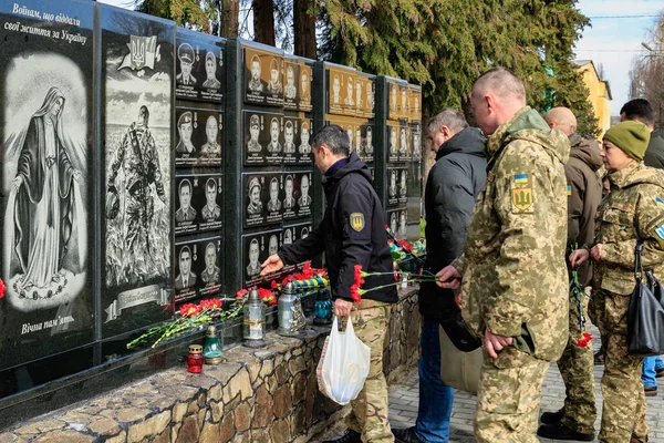 Почтение памяти павших солдат в битве при Дебальце — стоковое фото