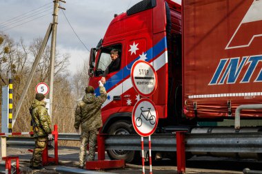 Chop, Ukrayna - 25 Şubat 2020: Sınır muhafızları Ukrayna sınır kapılarından geçen vatandaşları ısı kontrolünden geçiriyorlar. Ukrayna 'da Coronavirus koruması.