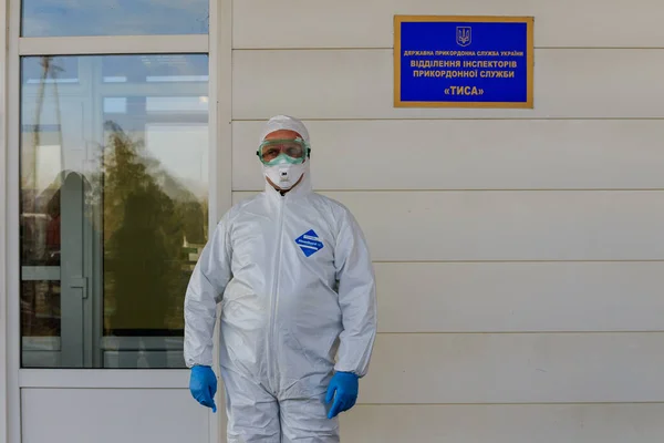 Chop Ukrajna Február 2020 Határőr Antivirális Ruha Alatt Hőmérséklet Ellenőrzés — Stock Fotó