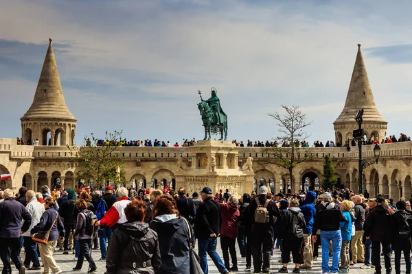 Budapesta Ungaria Aprilie 2019 Turiști Lângă Bastionul Pescarului Statuie Bronz — Fotografie, imagine de stoc