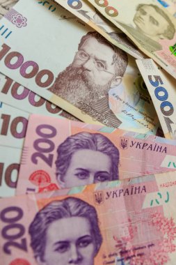 Ukrayna Hryvnia 'sı, 1000, 500 ve 200' lük banknotlar. Ukrayna banknotlarından mali geçmiş. Yakın plan..