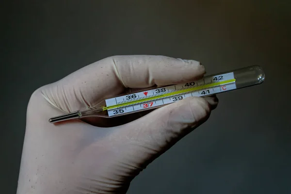 Рука Медика Белой Латексной Перчатке Термометром Который Показывает Высокую Температуру — стоковое фото