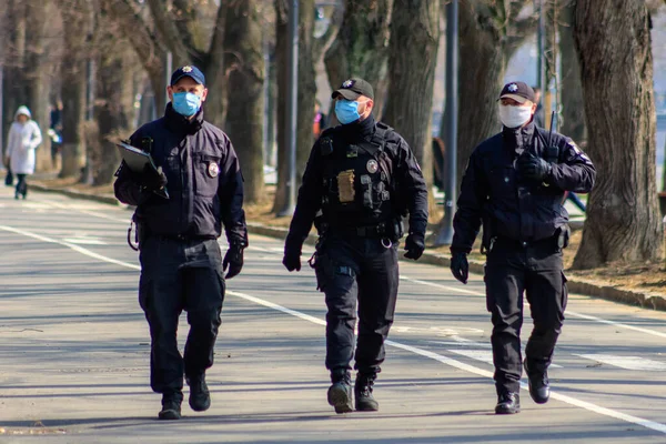 Ужгород Украина Марта 2020 Года Сотрудники Милиции Медицинских Масках Патрулируют — стоковое фото