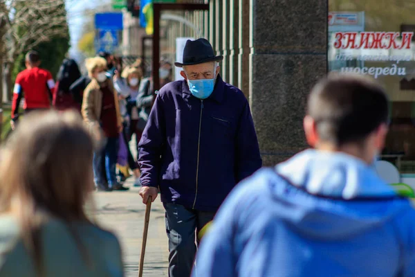 Uzhgorod Ukrajina Dubna 2020 Lidé Různého Věku Lékařských Maskách Procházejí — Stock fotografie