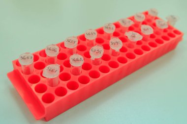 Uzhgorod, Ukrayna - 8 Mayıs 2020: Laboratuvar bankında COVID-19 teşhisi konduktan sonra sonuçlarla test tüpleri.