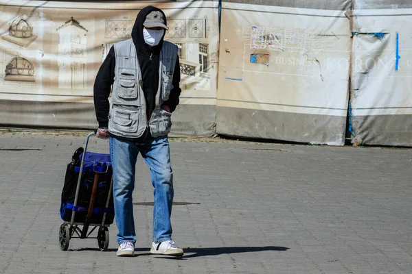 Uzhgorod Ukraine Mai 2020 Ein Mann Mit Schutzmaske Spaziert Durch — Stockfoto