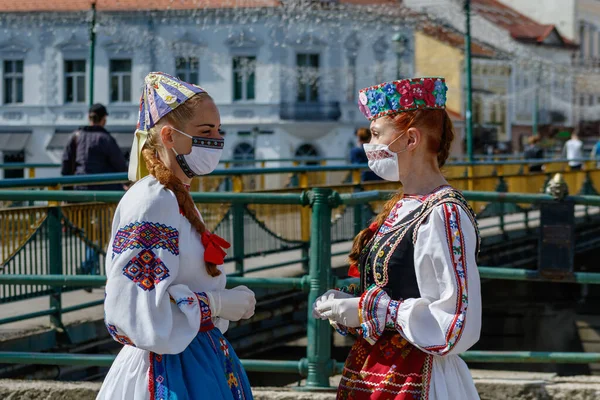 Uzhgorod Ucrânia Maio 2020 Meninas Trajes Nacionais Ucranianos Máscaras Protetoras — Fotografia de Stock