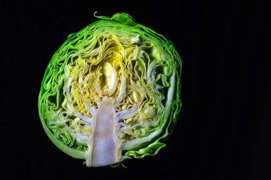 Yarı taze lahana, karanlık arka planda, doğal ışıkta..