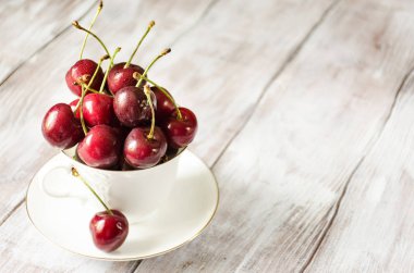 Bir beyaz kiraz su bardağı hafif bir ahşap arka plan üzerinde yatay olarak