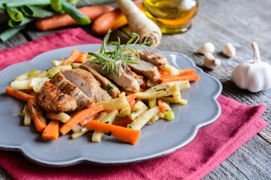 Sebze ile marine edilmiş domuz eti boyun