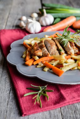 Sebze ile marine edilmiş domuz eti boyun