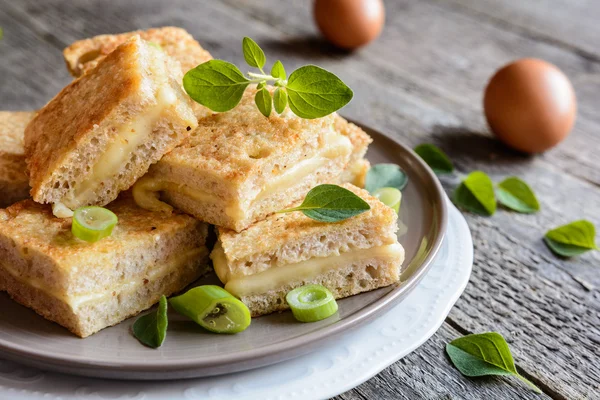 Sandwich prăjit cu ou, brânză și muștar — Fotografie, imagine de stoc