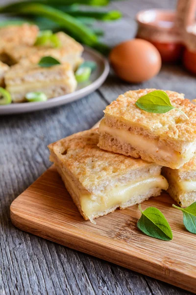 Sanduíche frito com ovo, queijo e mostarda — Fotografia de Stock