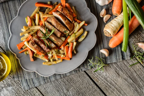 Pescoço de porco marinado com legumes — Fotografia de Stock