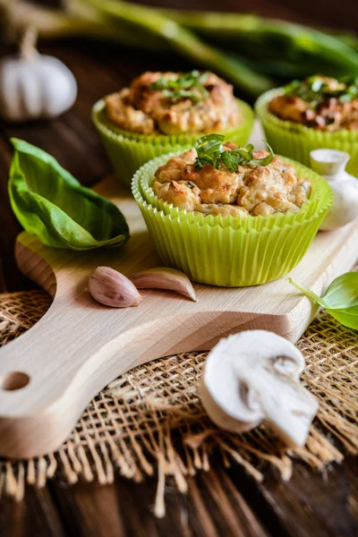 Muffins de cogumelos com manjericão — Fotografia de Stock