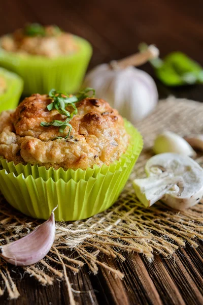 Muffins de cogumelos com manjericão — Fotografia de Stock