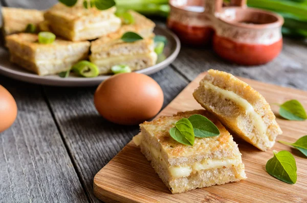 Sandwich prăjit cu ou, brânză și muștar — Fotografie, imagine de stoc